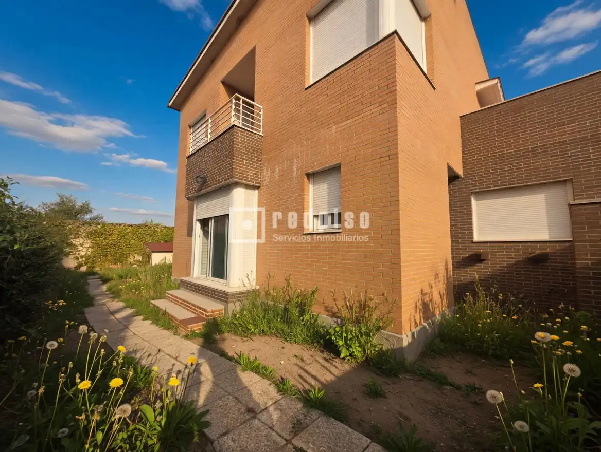 Vista exterior de Casa o xalet en venda en Camarena amb Aire condicionat, Calefacció i Terrassa