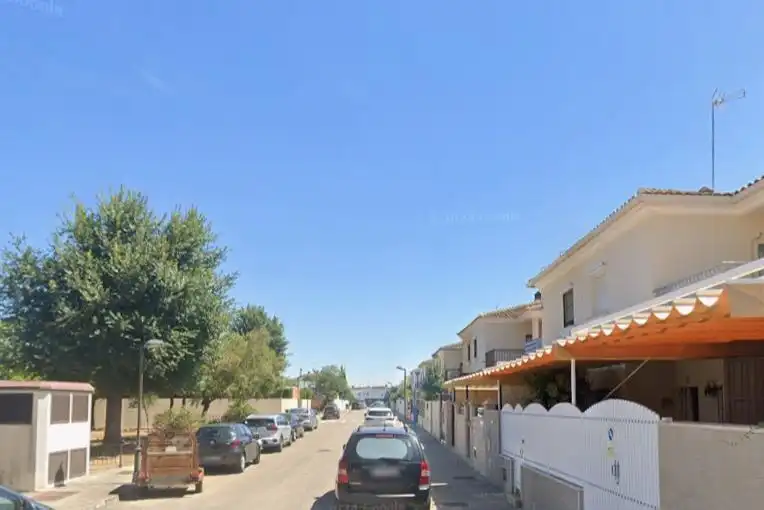 Vista exterior de Casa adosada en venda en Sevilla amb Terrassa