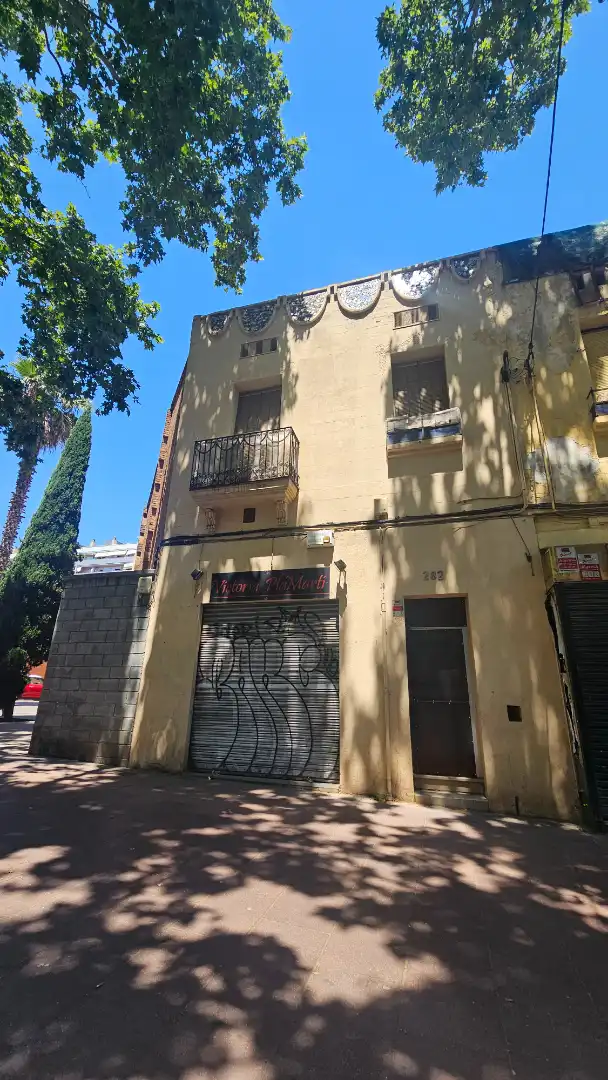 Vista exterior de Casa o xalet en venda en Barcelona amb Terrassa