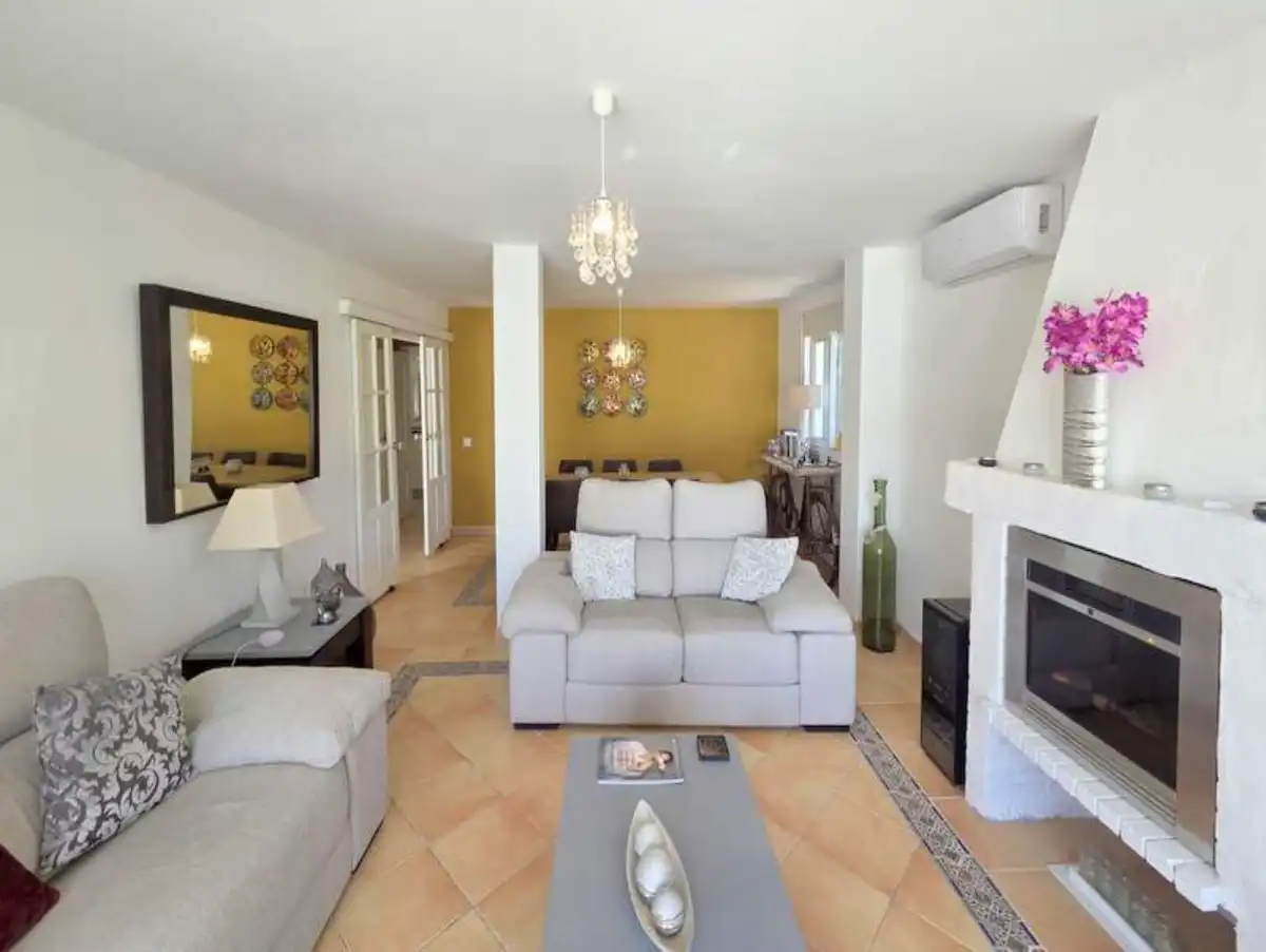Sala d'estar de Casa o xalet en venda en Manilva amb Aire condicionat