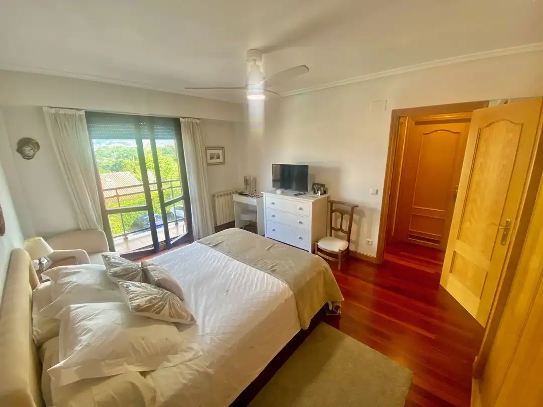 Dormitori de Casa adosada en venda en Donostia - San Sebastián  amb Calefacció, Terrassa i Traster