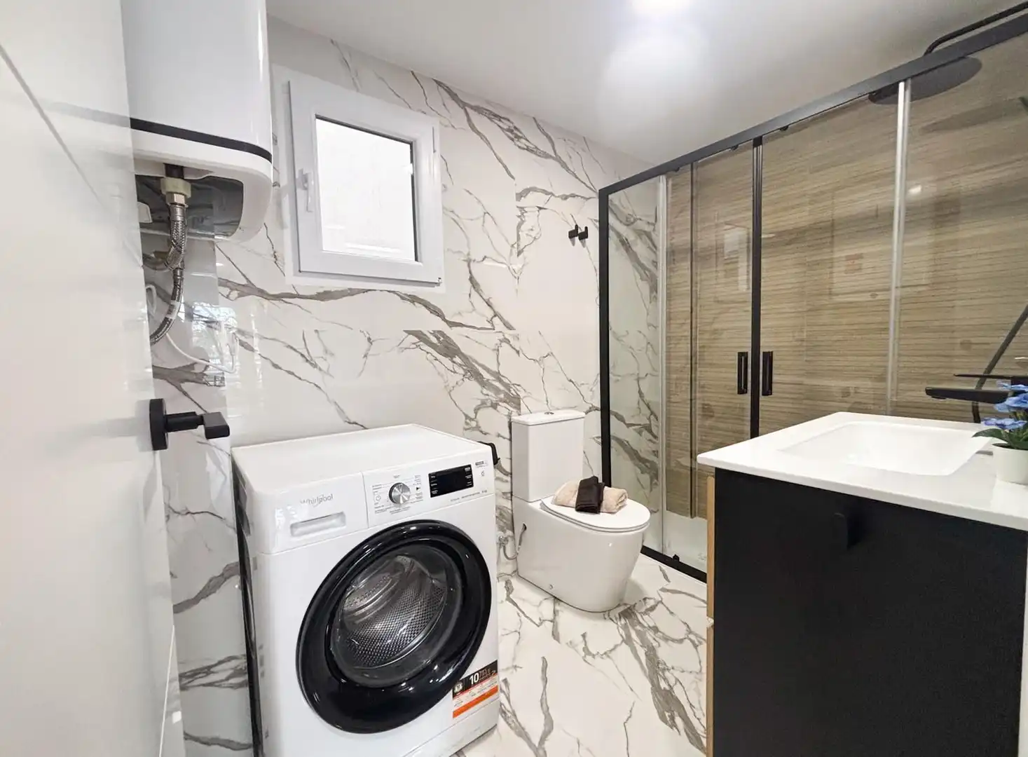 Badezimmer von Wohnung zum Verkauf in Salou mit Klimaanlage, Heizung und Gemeinschaftspool
