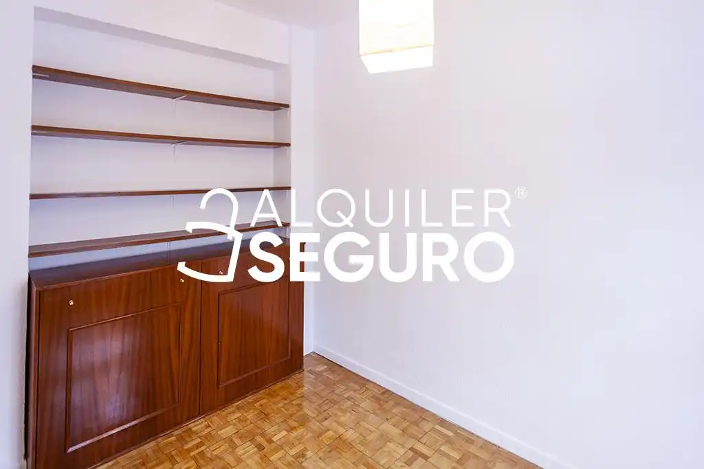 Schlafzimmer von Wohnung zur Miete in Madrid mit Heizung und Möbliert
