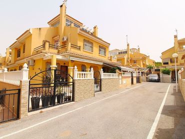 Adossat amb balcó en venda a Orihuela Costa