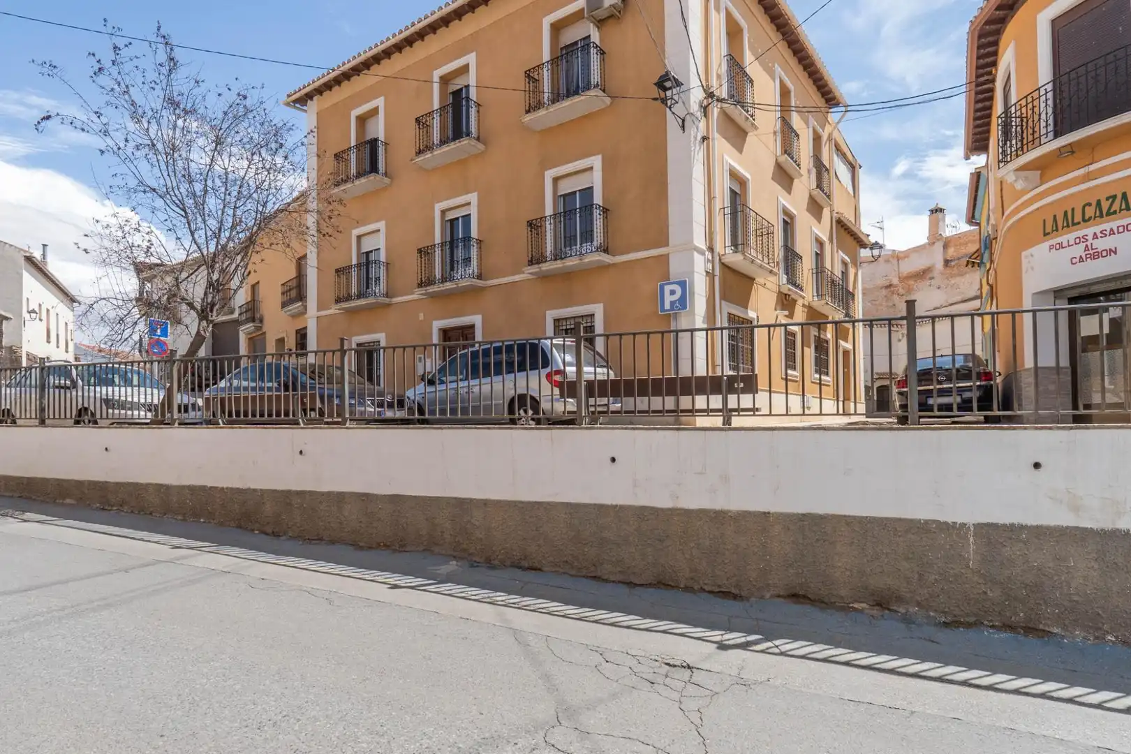 Vista exterior de Casa o xalet en venda en Guadix amb Terrassa, Traster i Balcó
