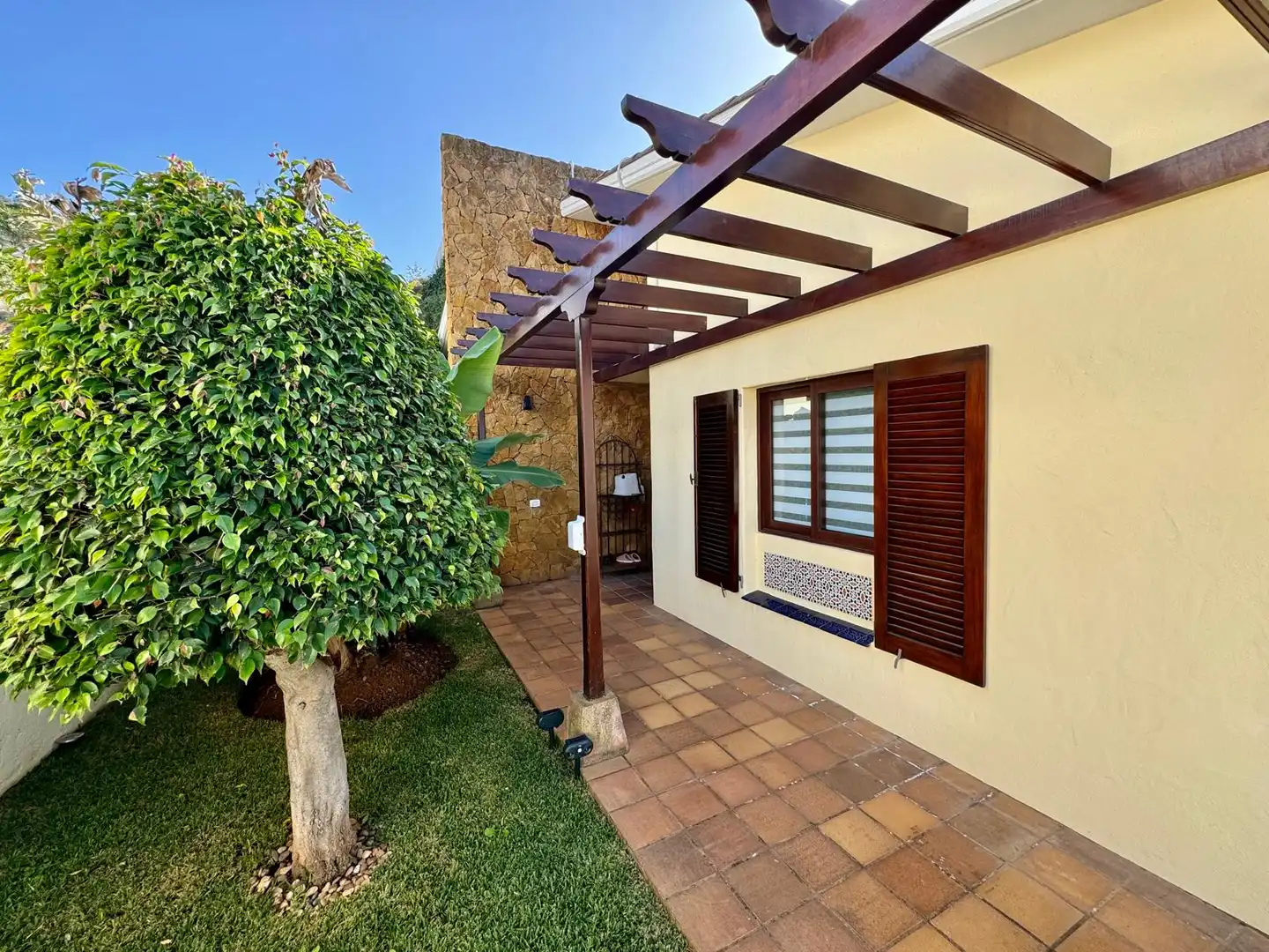 Vista exterior de Casa o xalet en venda en El Sauzal amb Aire condicionat, Jardí privat i Terrassa