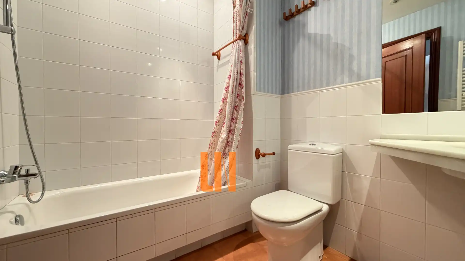 Baño de Casa adosada en venta en Oleiros con Calefacción, Jardín privado y Parquet
