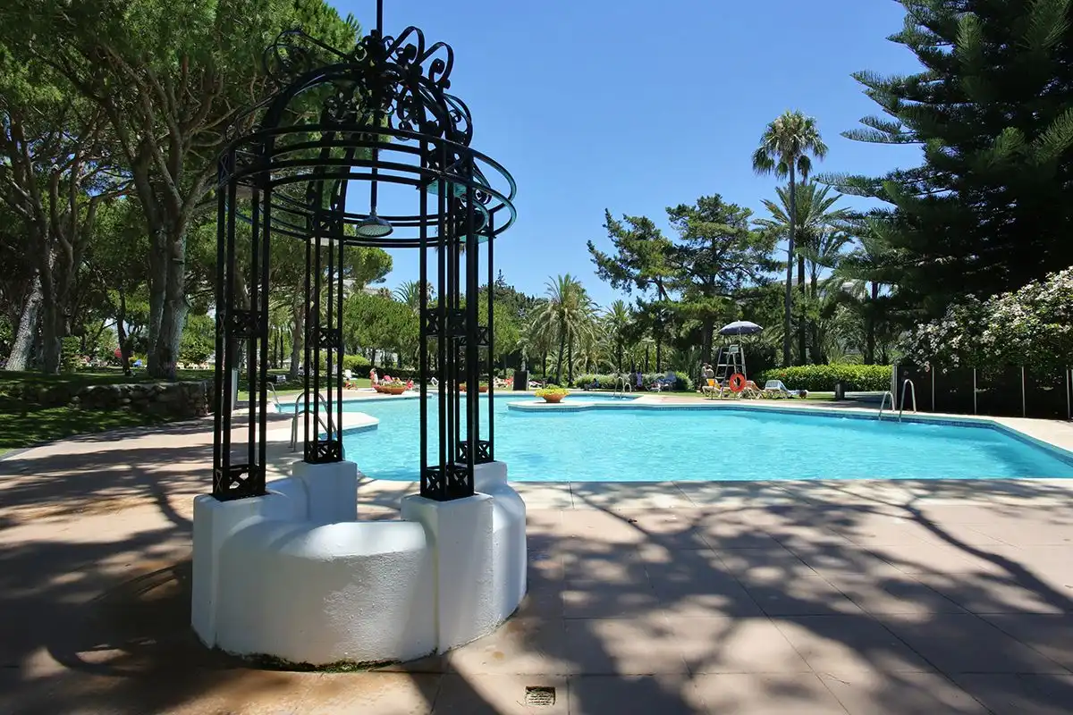 Piscina de Pis de lloguer en Marbella amb Aire condicionat, Terrassa i Moblat