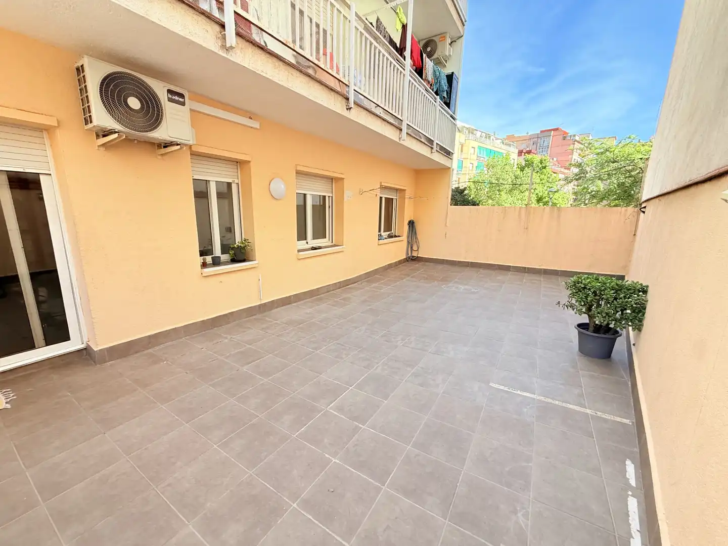 Terraza de Planta baja en venta en Badalona con Aire acondicionado, Calefacción y Jardín privado