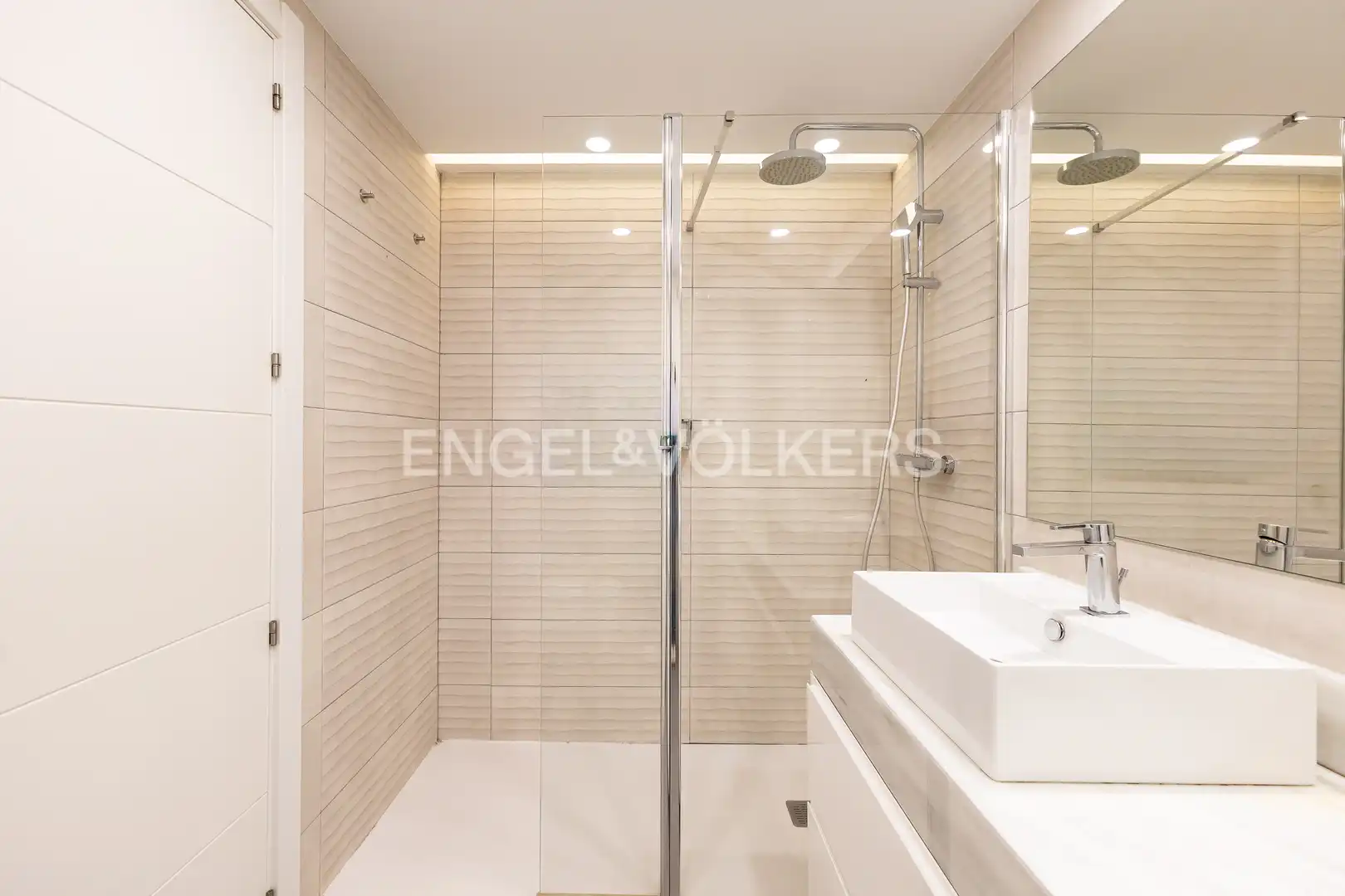 Bathroom of Apartments for sale in Alcobendas  with Air Conditioner, Heating and Private garden