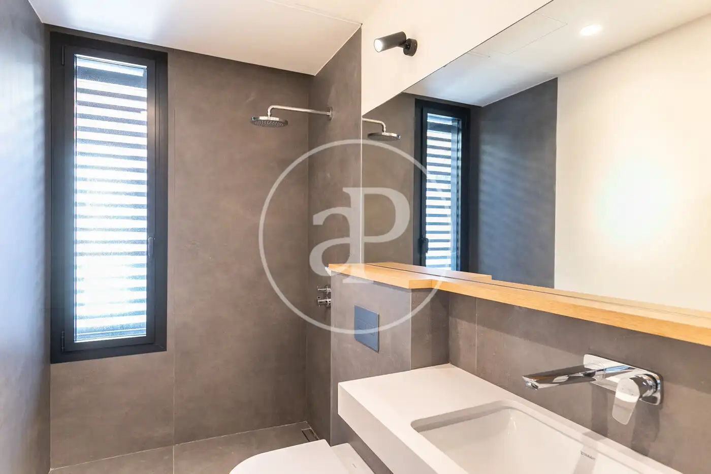 Bathroom of Flat for rent in Barcelona  with Air Conditioner, Heating and Private garden