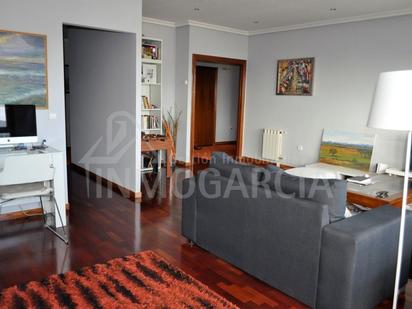 Sala d'estar de Dúplex en venda en Avilés amb Parquet, Traster i Internet