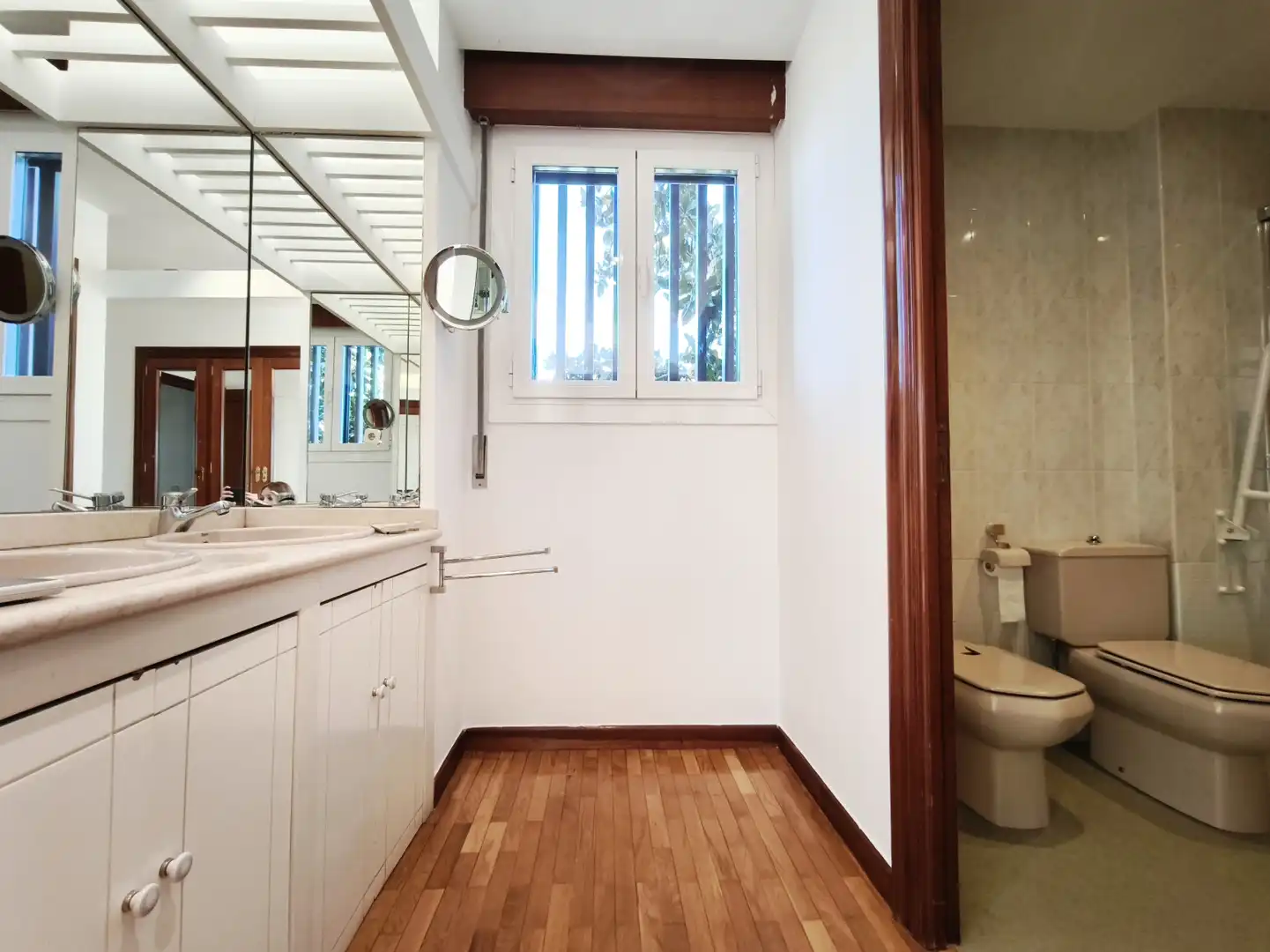 Bany de Casa o xalet en venda en  Logroño amb Calefacció, Parquet i Terrassa