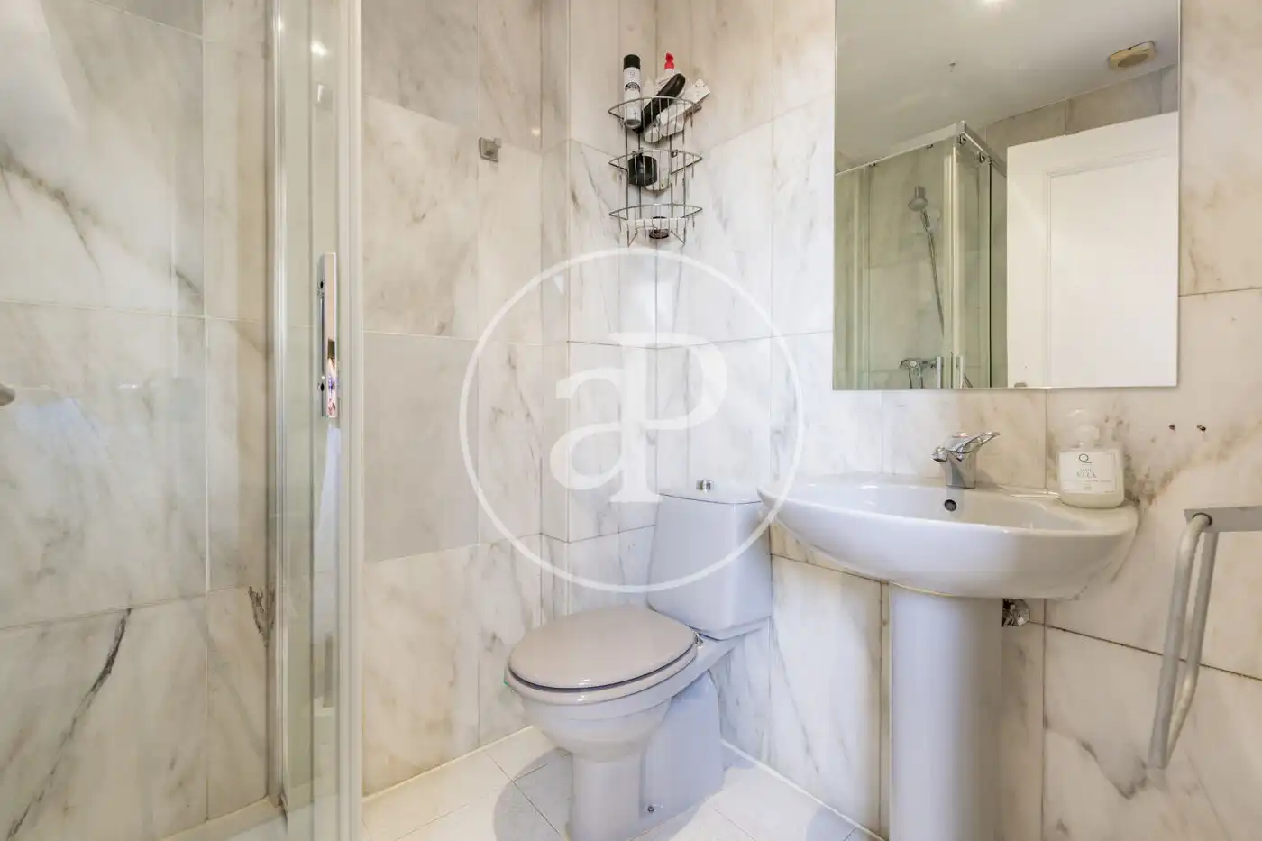 Baño de Casa adosada en venta en Madrid con Aire acondicionado, Calefacción y Jardín privado