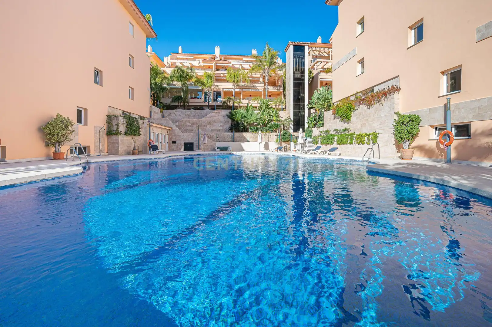 Piscina de Apartament en venda en Marbella amb Aire condicionat, Traster i Forn