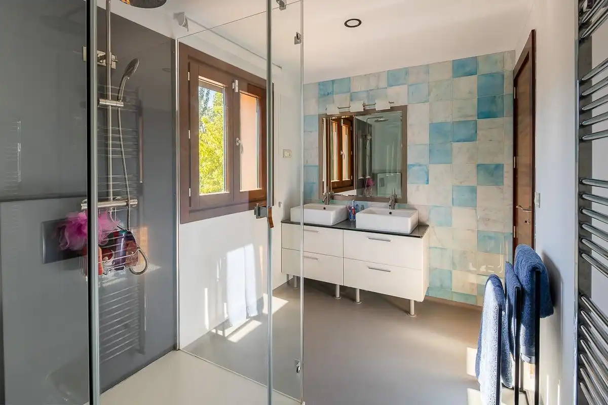 Baño de Casa adosada en venta en Boadilla del Monte con Aire acondicionado, Calefacción y Jardín privado