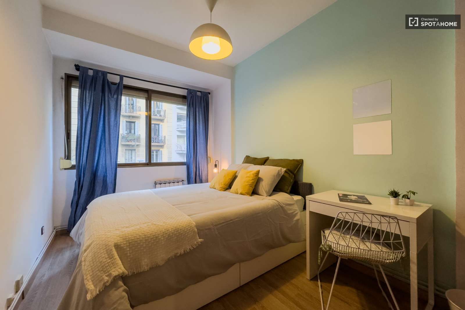 Bedroom of Flat to share in  Barcelona Capital  with Air Conditioner and Terrace