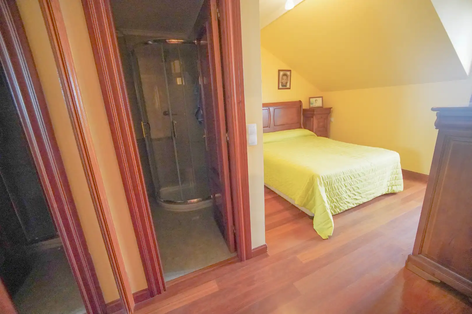 Schlafzimmer von Dachboden zum Verkauf in Avilés mit Heizung, Parkett und Terrasse