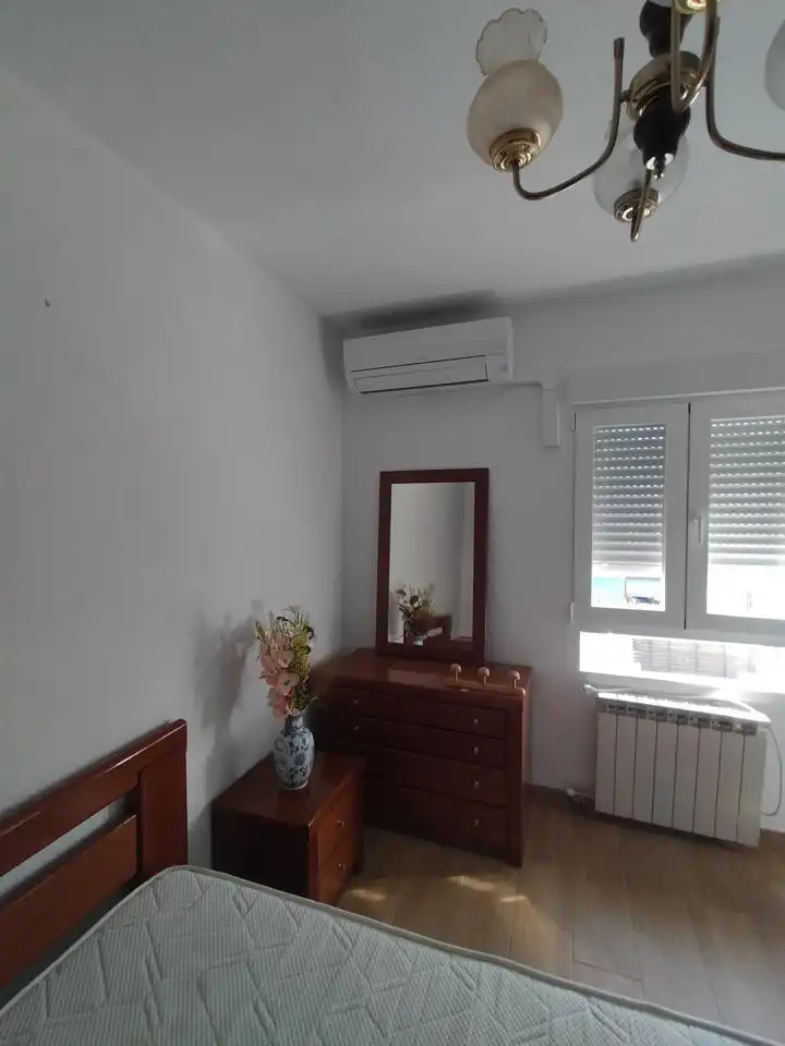 Schlafzimmer von Wohnung zur Miete in Madrid mit Klimaanlage, Terrasse und Möbliert