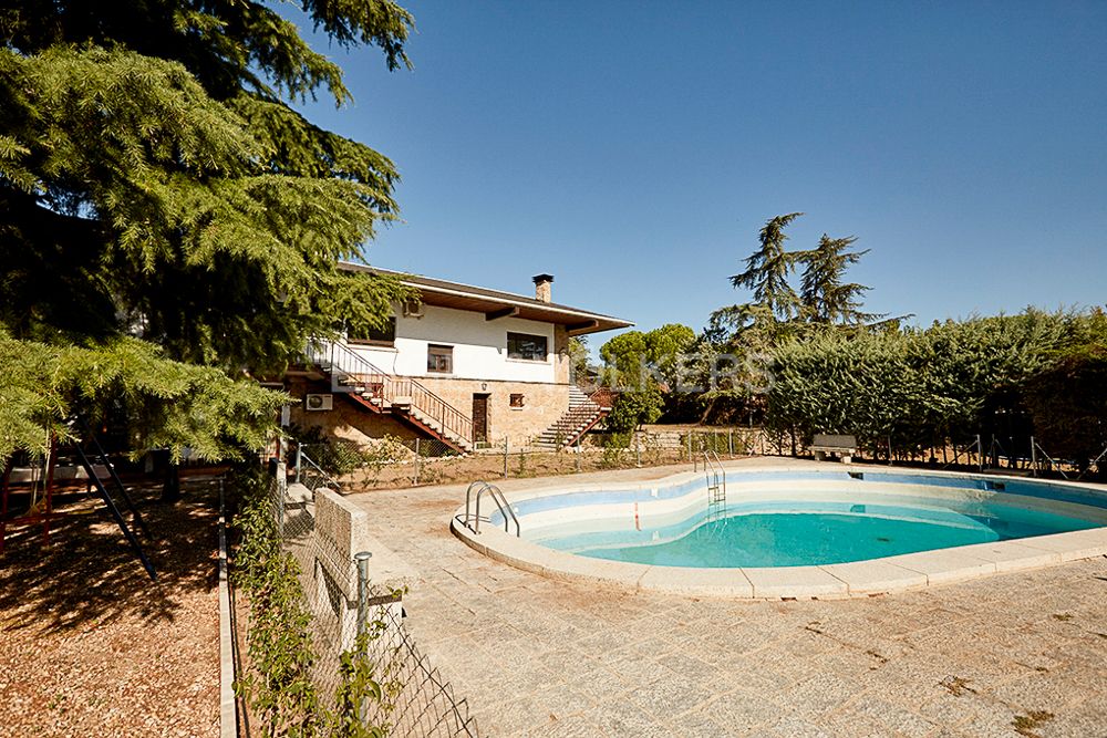 Swimming pool of House or chalet for sale in Galapagar  with Air Conditioner, Heating and Private garden
