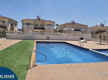 Chalet con piscina en venta en Nueva Torrevieja - Aguas Nuevas