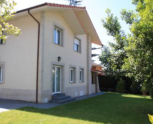 Vista exterior de Casa o xalet en venda en Oviedo  amb Terrassa