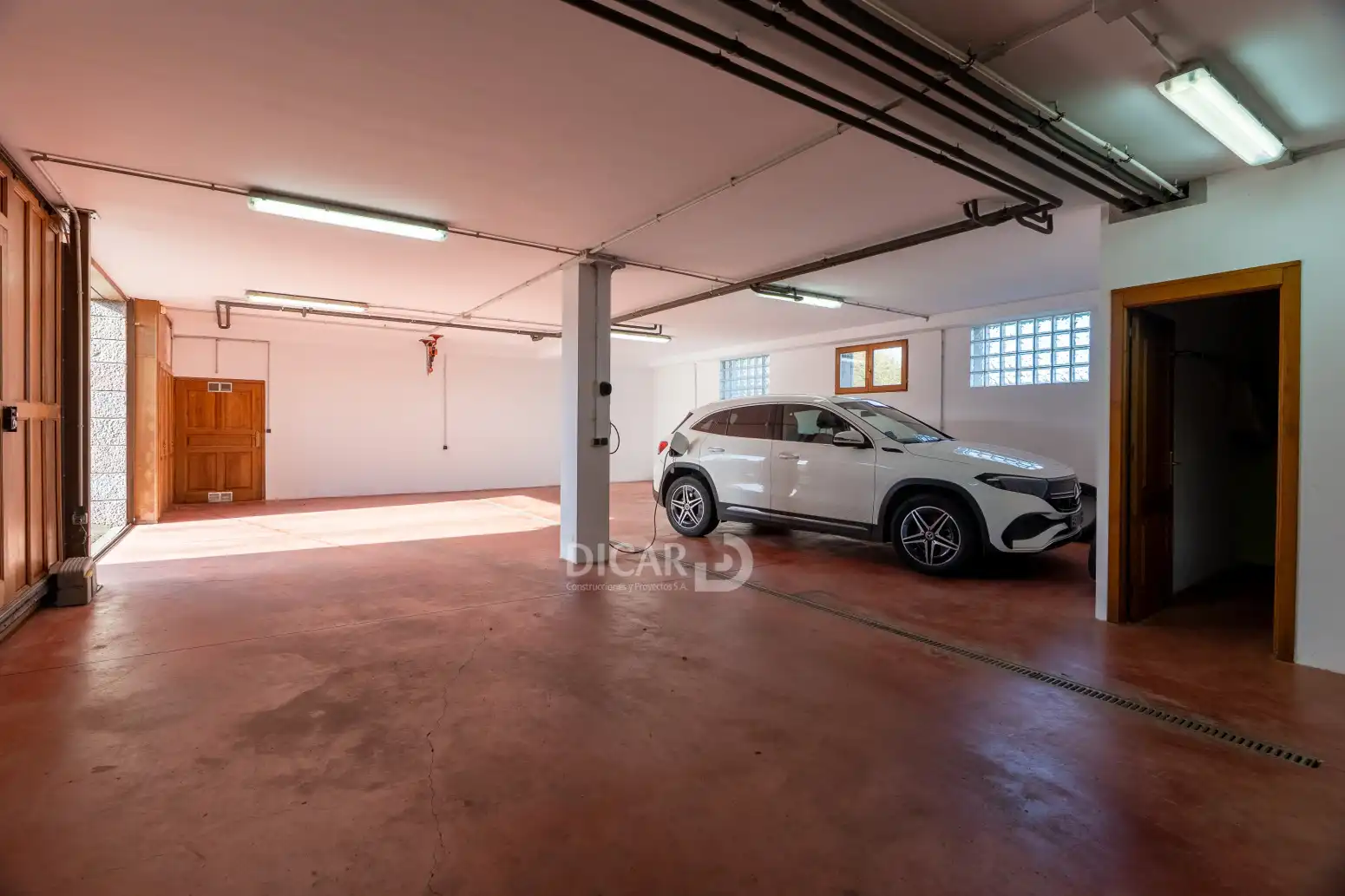 Aparcament de Casa o xalet en venda en Oviedo  amb Calefacció, Jardí privat i Parquet