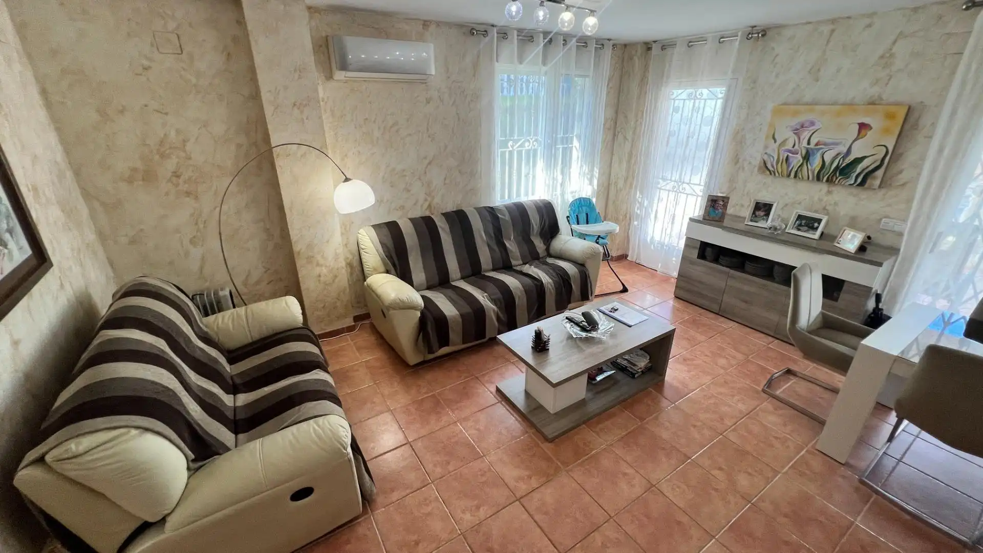 Sala d'estar de Casa o xalet en venda en Castellón de la Plana / Castelló de la Plana amb Aire condicionat, Jardí privat i Terrassa