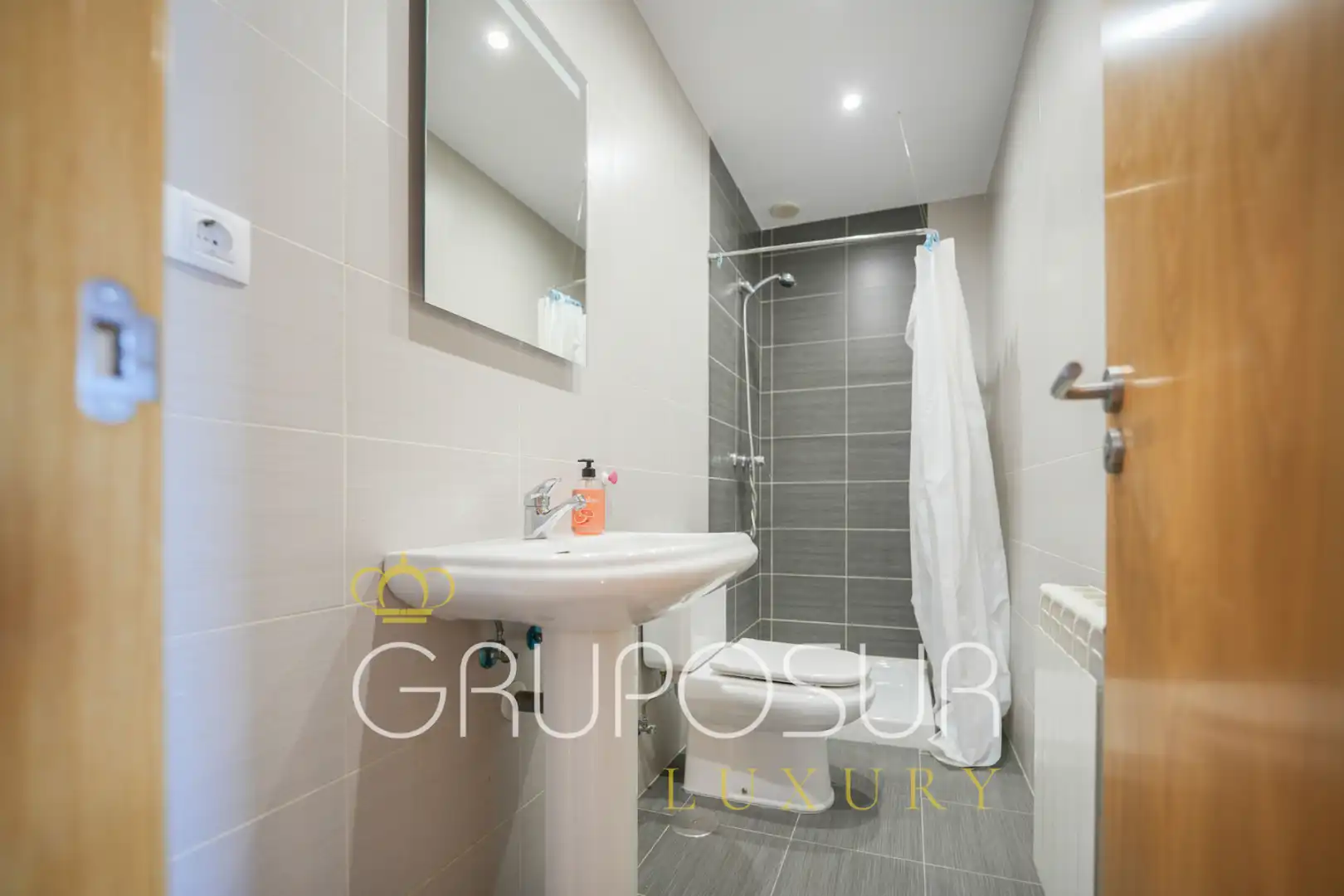 Badezimmer von Einfamilien-Reihenhaus zum Verkauf in Aldeamayor de San Martín mit Heizung, Privatgarten und Parkett