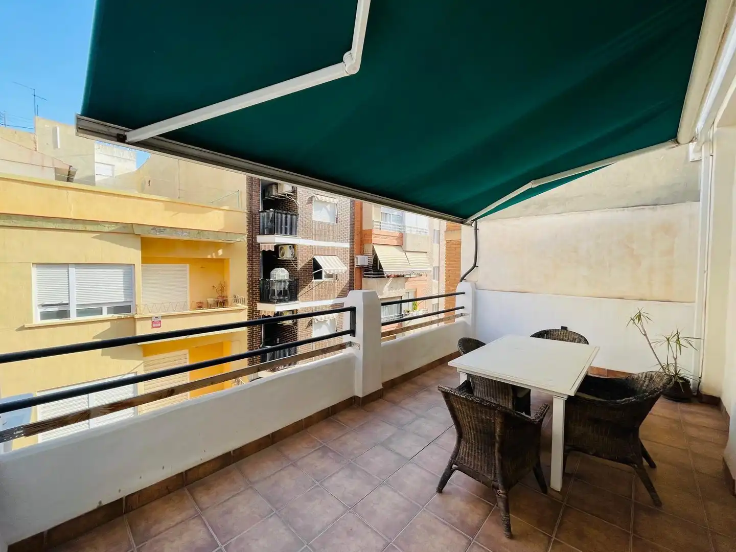 Terrasse von Wohnungen zur Miete in Alicante / Alacant mit Klimaanlage, Heizung und Möbliert