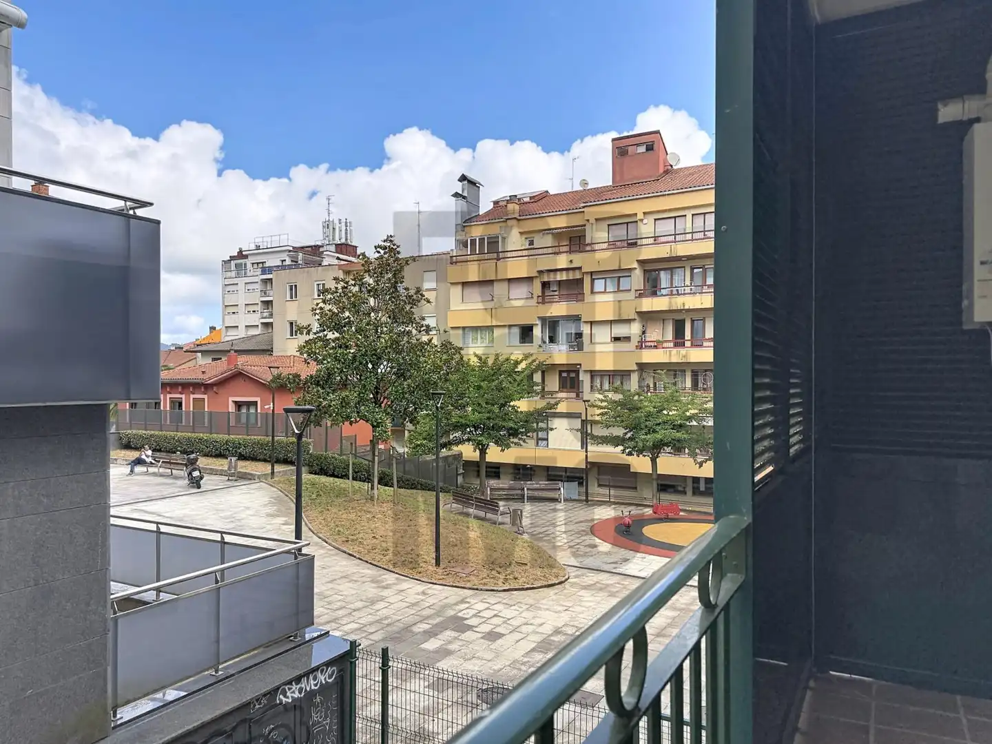 Vista exterior de Piso en venta en Irun  con Calefacción, Trastero y Balcón