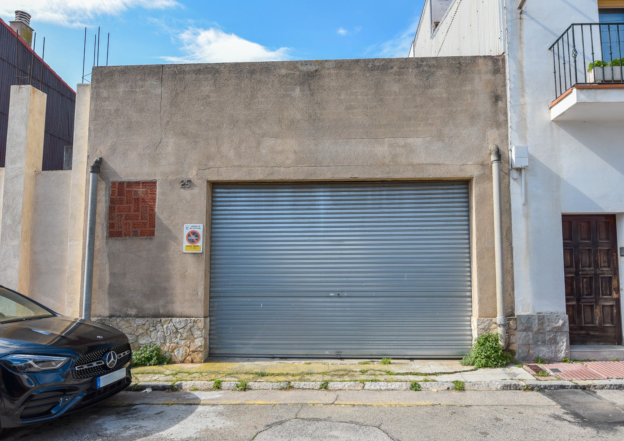 Vista exterior de Nau industrial en venda en Sant Feliu de Guíxols