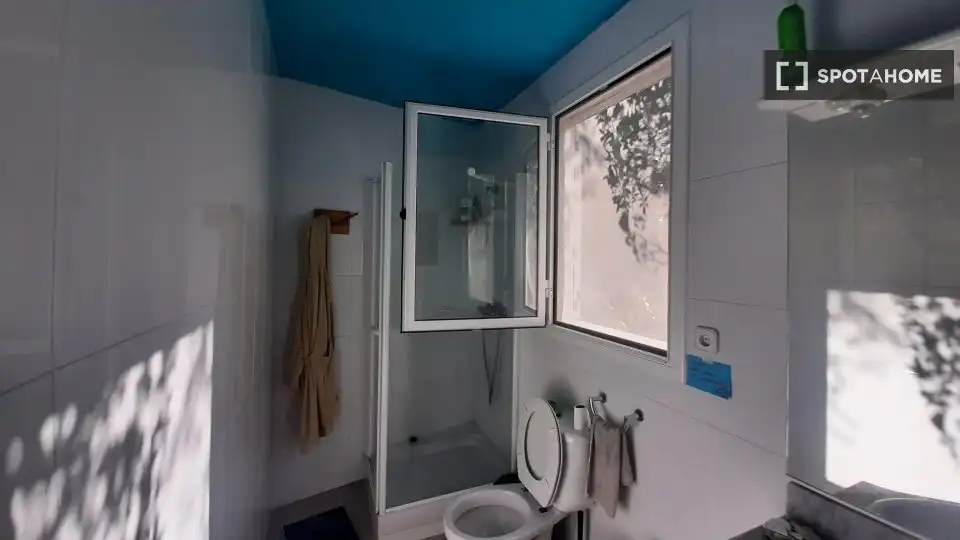 Badezimmer von Wohnung zur Miete in Sant Cebrià de Vallalta mit Klimaanlage, Heizung und Möbliert