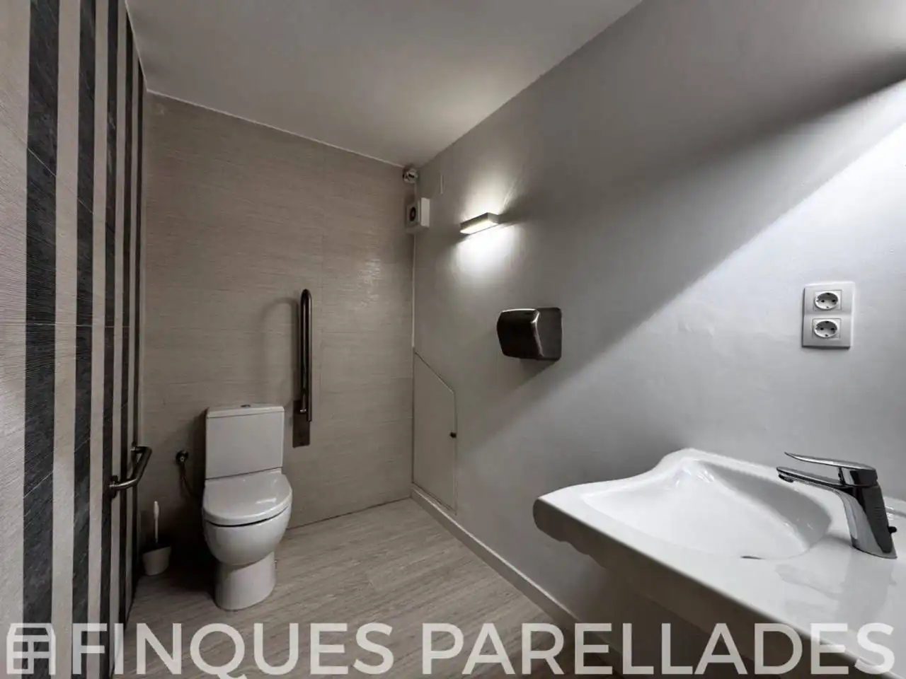Badezimmer von Büro zur Miete in Sitges mit Klimaanlage und Heizung