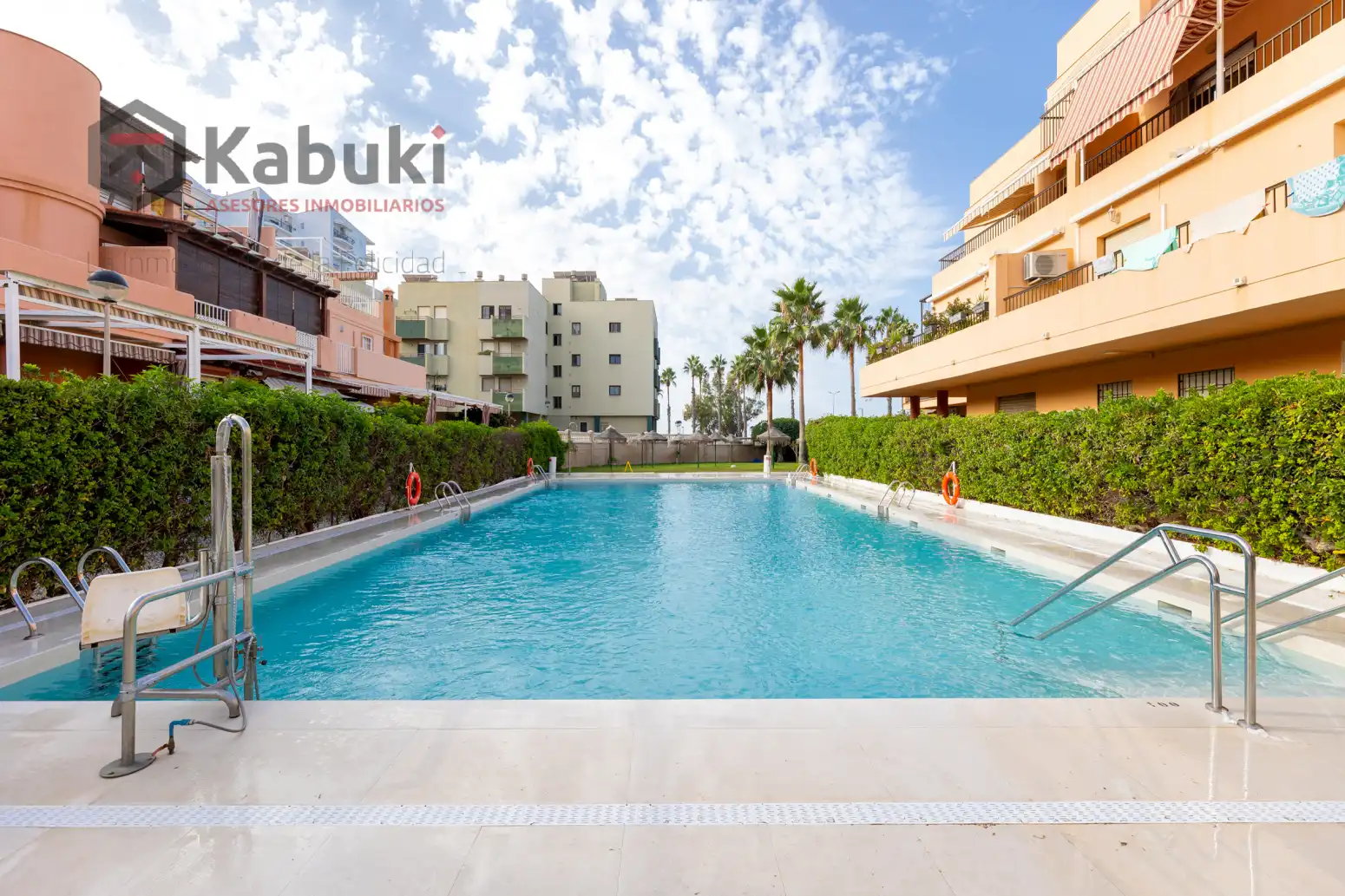 Außenansicht von Wohnung zur Miete in Salobreña mit Privatgarten, Terrasse und Schwimmbad