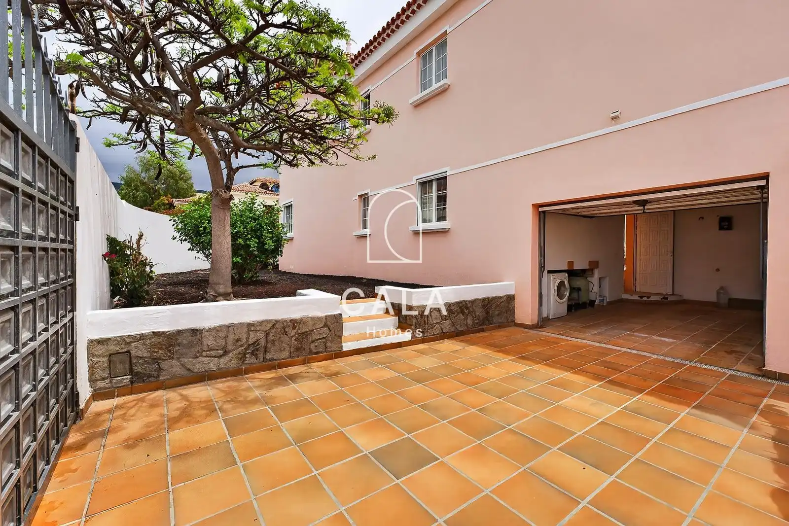 Vista exterior de Casa o xalet en venda en Adeje amb Jardí privat, Terrassa i Piscina