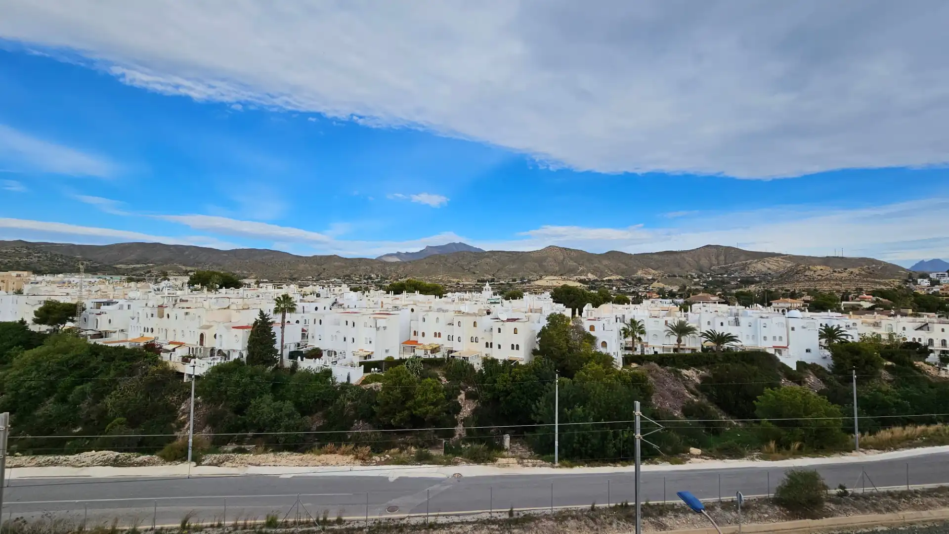 Vista exterior de Casa adosada en venta en El Campello con Aire acondicionado, Calefacción y Jardín privado