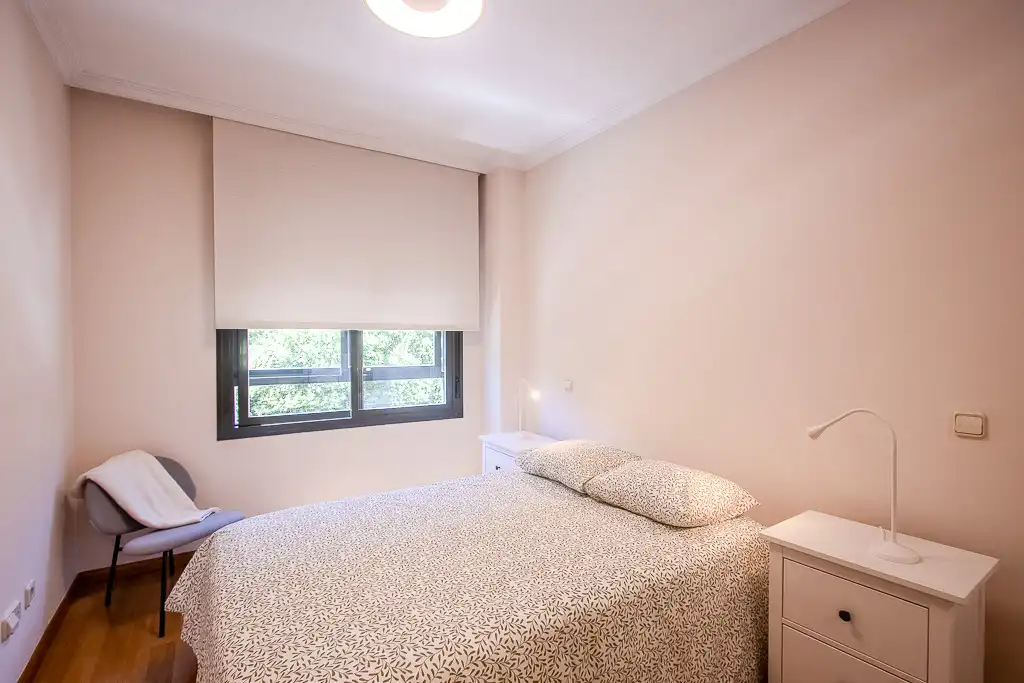 Bedroom of Flat for rent in Madrid  with Air Conditioner, Private garden and Storage room
