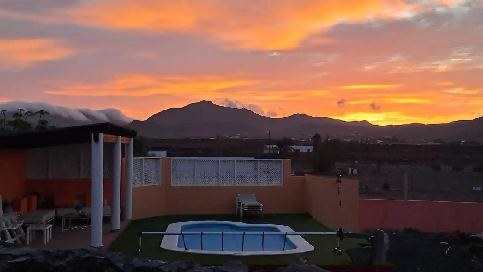 Vista exterior de Casa o xalet en venda en Tuineje amb Aire condicionat, Terrassa i Piscina