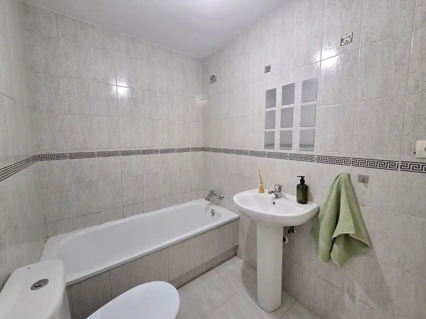 Badezimmer von Wohnung zum Verkauf in Santander mit Heizung, Privatgarten und Parkett