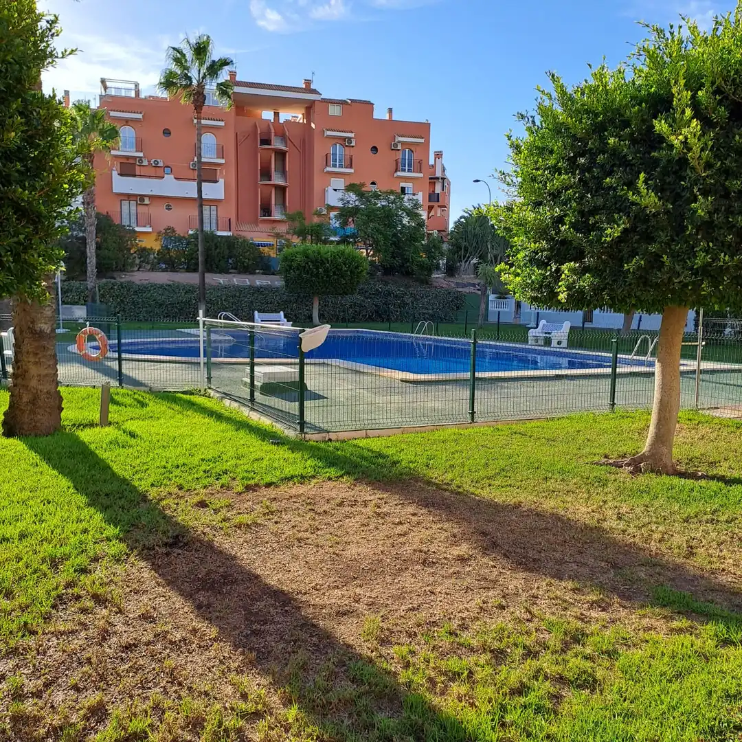 Piscina de Apartament en venda en Torrevieja amb Jardí privat, Terrassa i Moblat