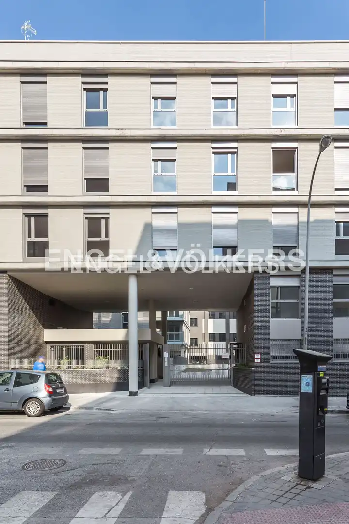 Vista exterior de Àtic de lloguer en Madrid amb Aire condicionat, Calefacció i Jardí privat
