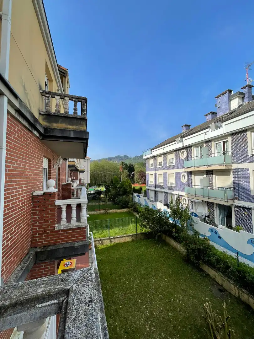 Außenansicht von Einfamilien-Reihenhaus zum Verkauf in Castro-Urdiales mit Heizung, Privatgarten und Parkett