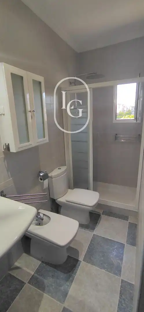 Badezimmer von Dachboden zur Miete in Madrid mit Heizung, Terrasse und Ofen