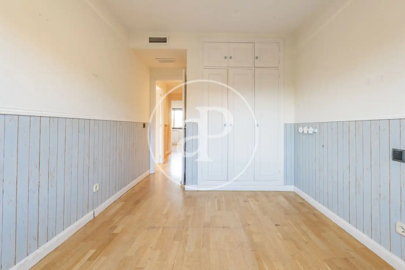 Wohnung zum Verkauf in La Moraleja mit Klimaanlage, Heizung und Privatgarten