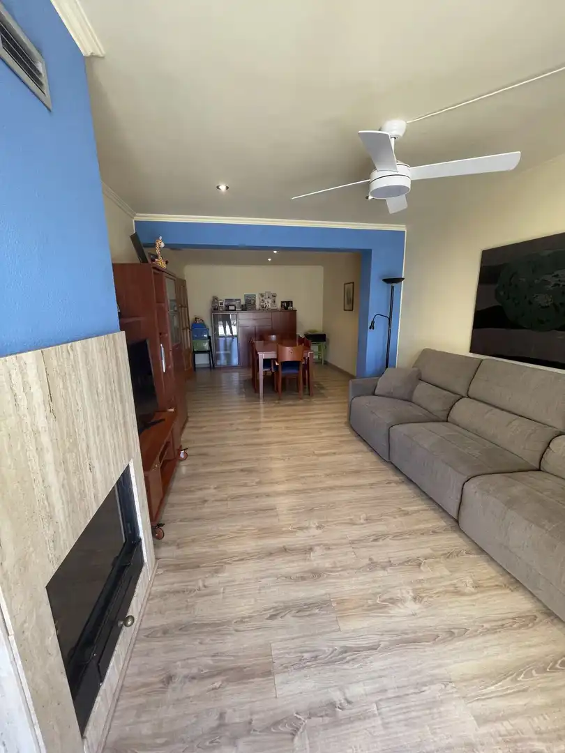 Sala de estar de Casa adosada en venta en Porqueres con Aire acondicionado, Terraza y Balcón