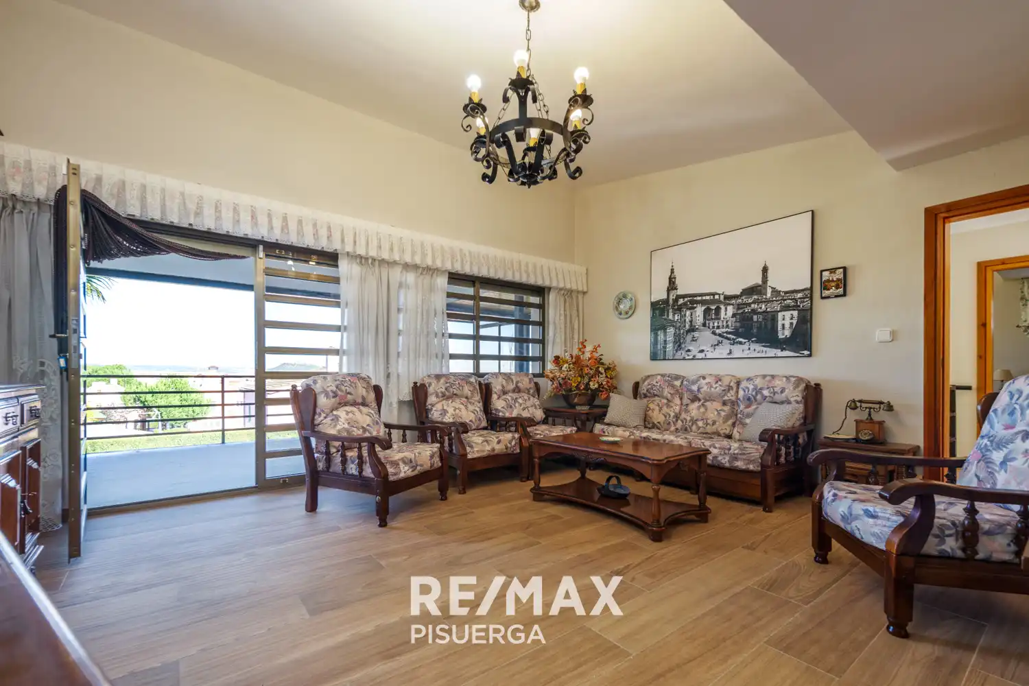 Sala d'estar de Casa o xalet en venda en Tudela de Duero amb Calefacció, Jardí privat i Terrassa