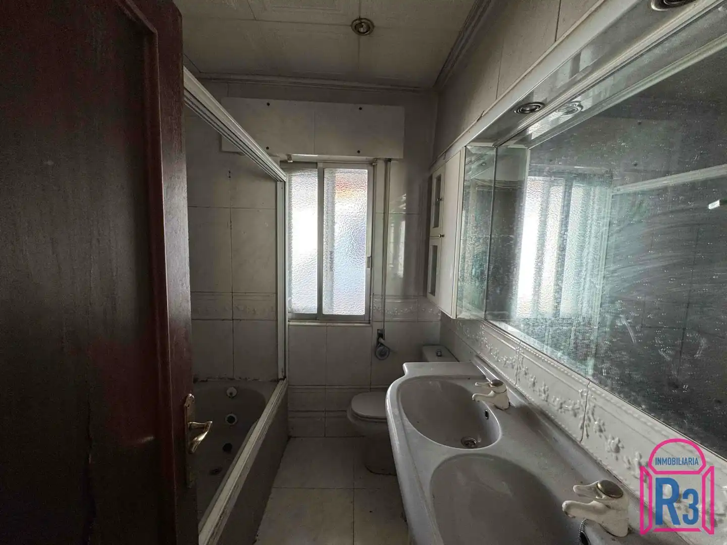 Bathroom of Buildings for sale in San Andrés del Rabanedo