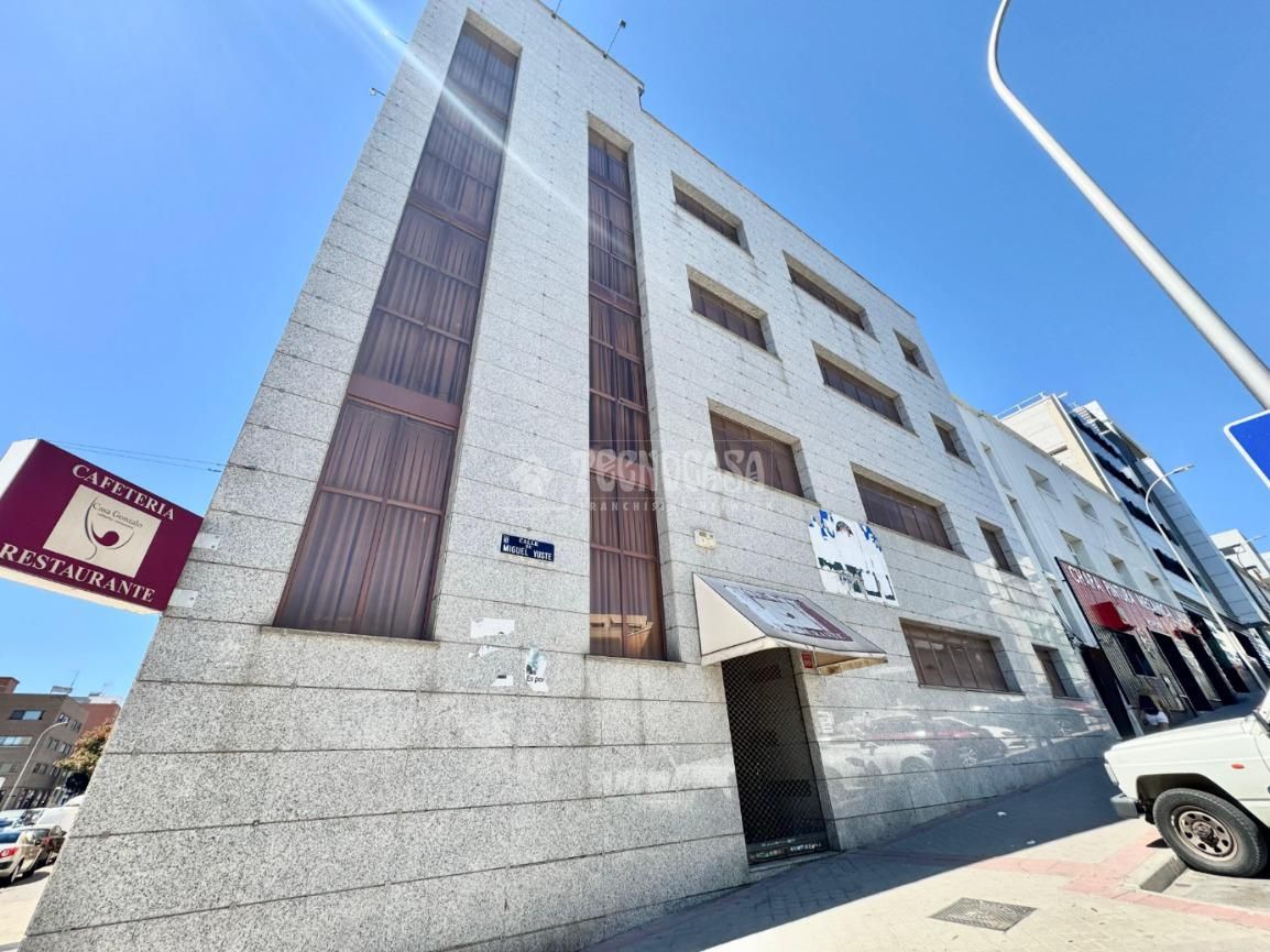 Exterior view of Building for sale in  Madrid Capital  with Alarm