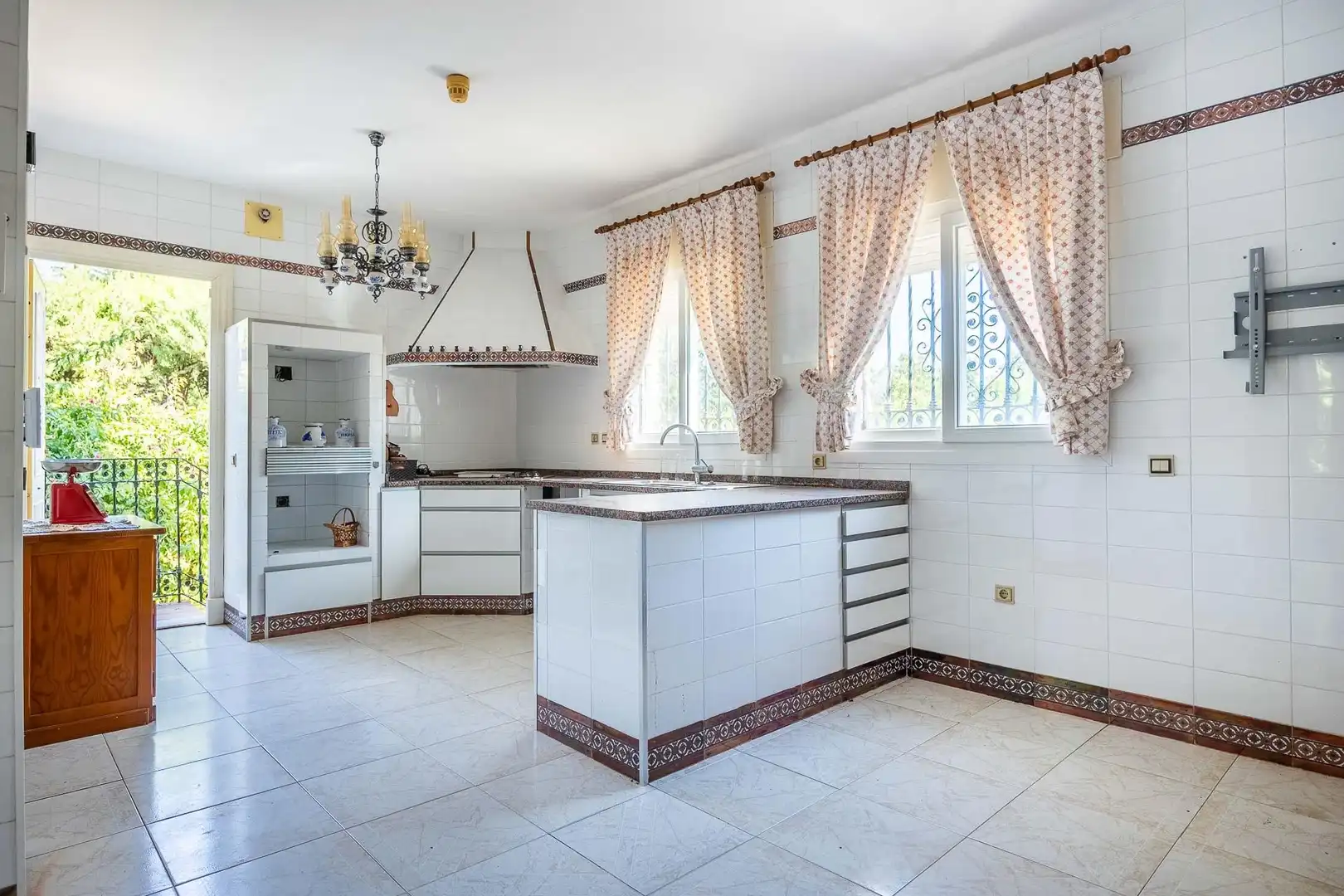 Cocina de Casa o chalet en venta en Gelves con Jardín privado y Piscina comunitaria